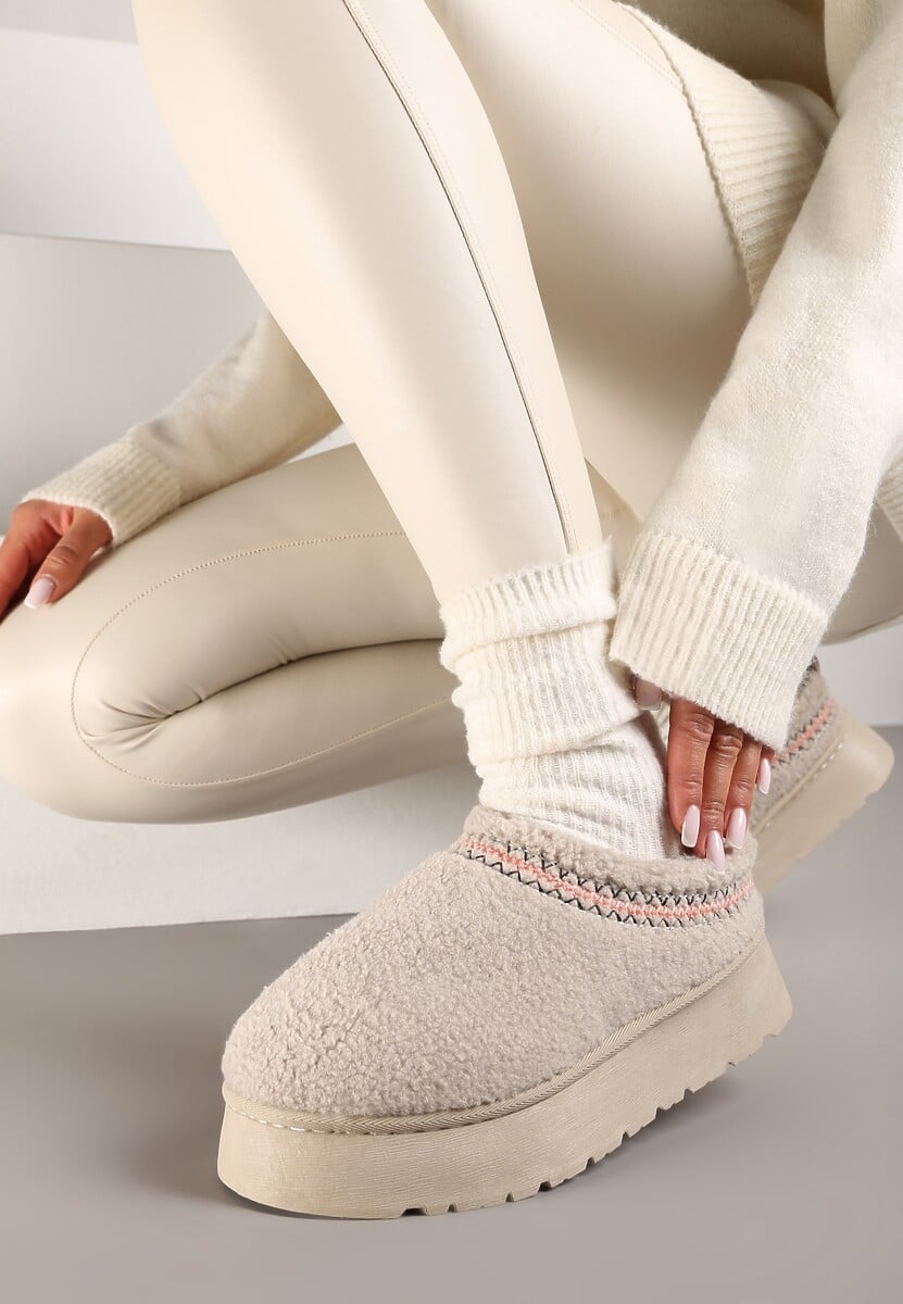 Ciemnobeżowe Śniegowce na Platformie Ozdobione Haftem i Niską Cholewką Zinnicira