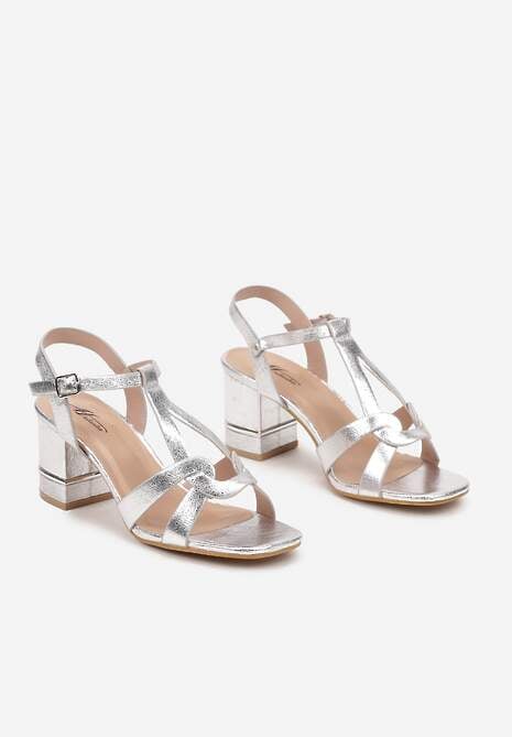 Srebrne Sandały na Słupku z Metaliczną Aplikacją i Ozdobnymi Paskami Sadeonia