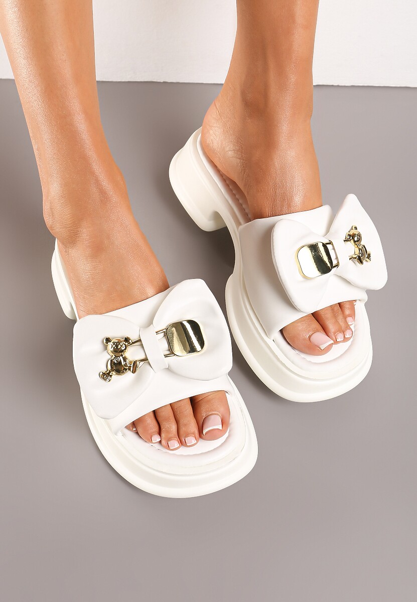 Białe Klapki na Niskiej Platformie z Wycięciem Ozdobione Kokardą i Metaliczną Aplikacją Horissa