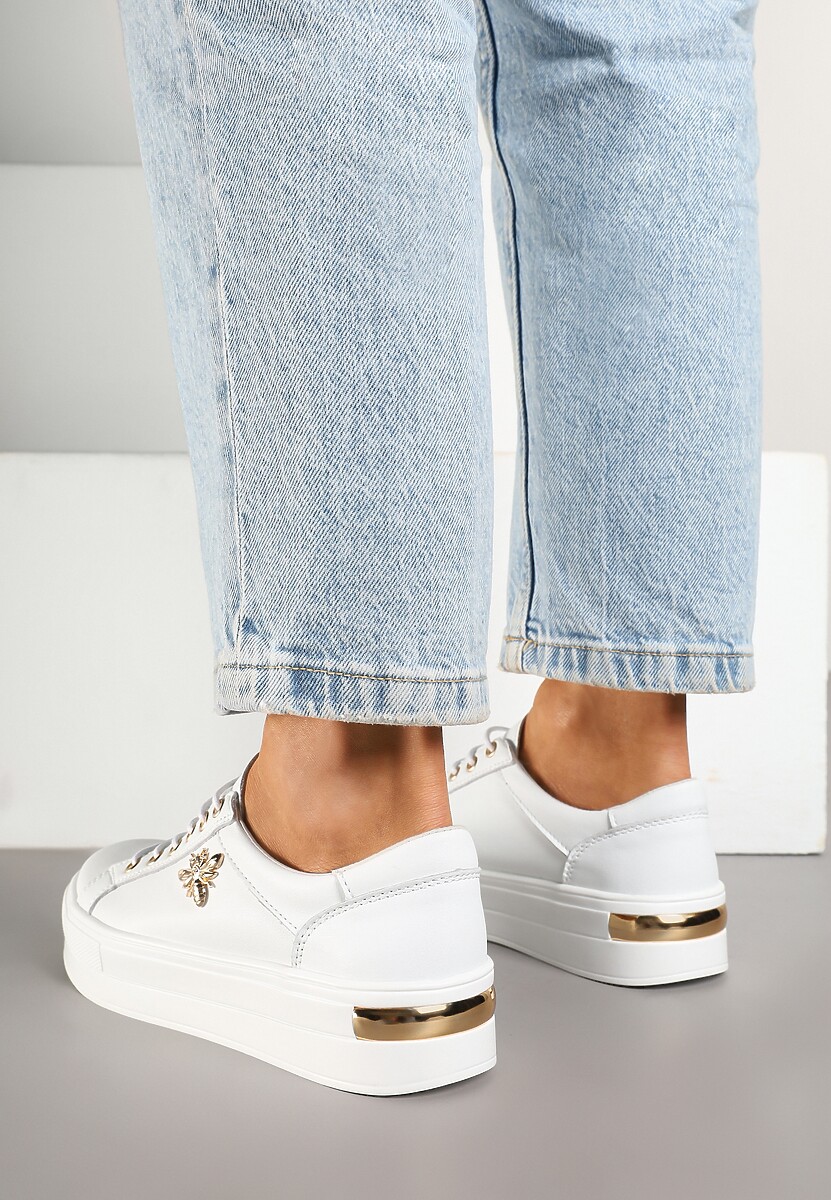 Biało-Złote Skórzane Sneakersy na Grubej Podeszwie z Przeszyciami i Broszką Nirnile