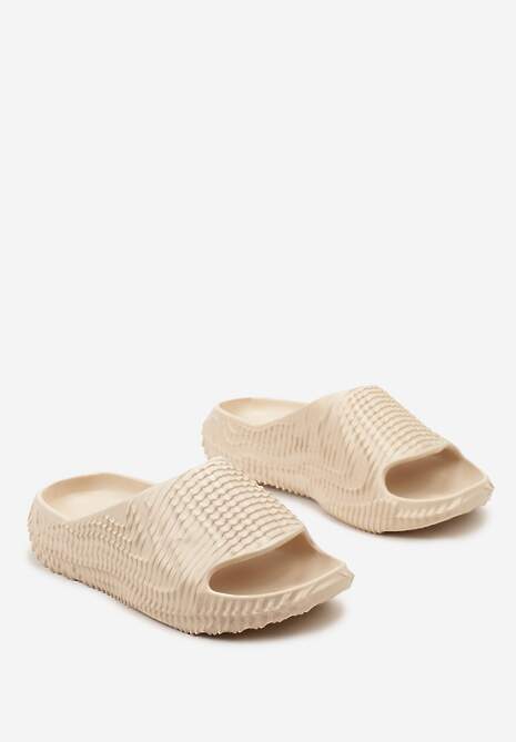 Beżowe Klapki z lekkiej Pianki Ozdobione Wypukłym Tłoczeniem Konsia