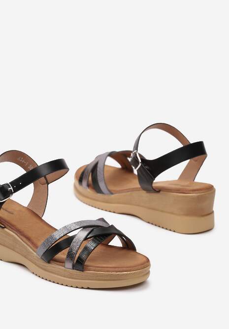 Czarne Sandały na Niskim Koturnie z Ozdobnymi Paskami Marilaia