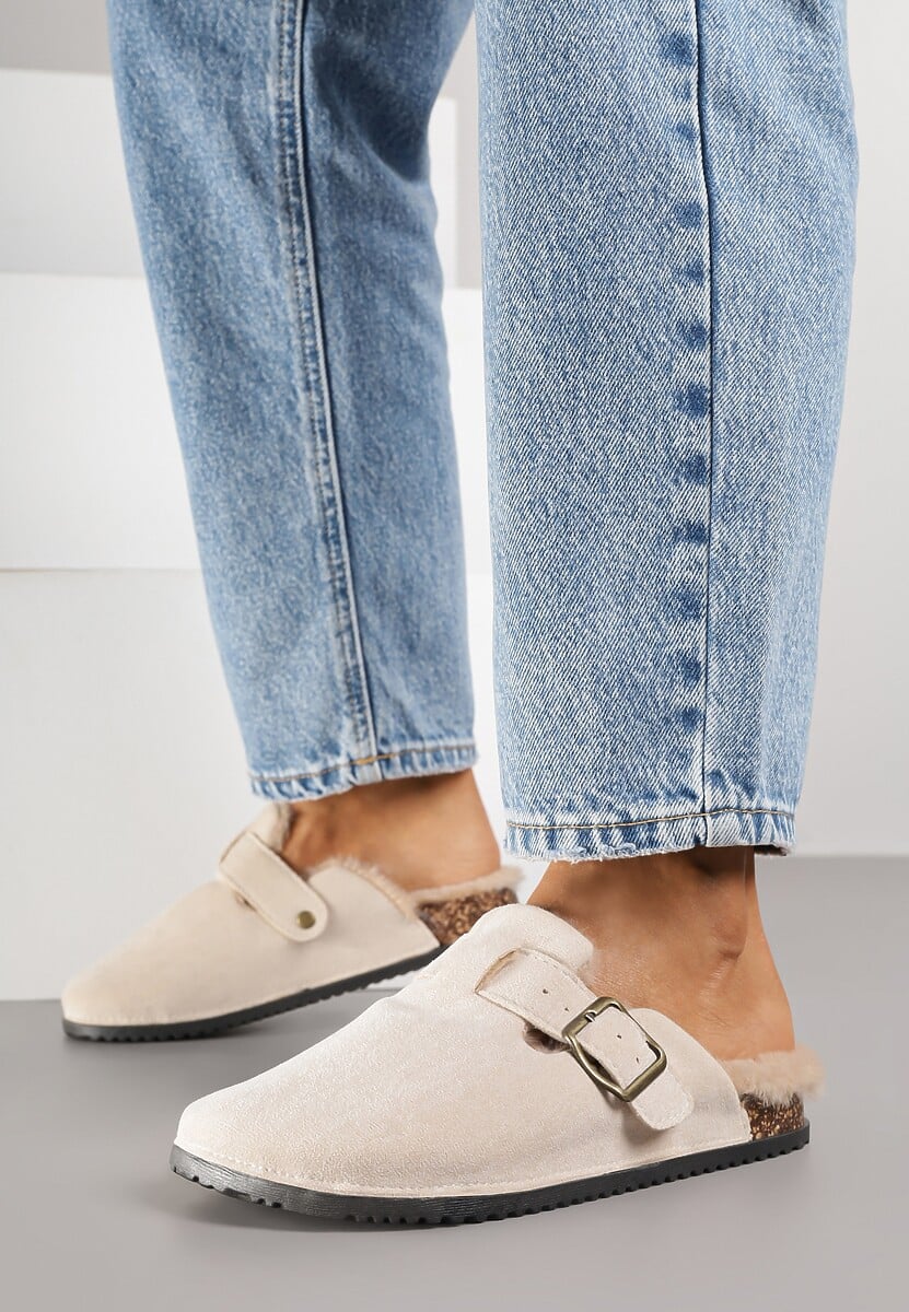 Beżowe Kapcie Typu Chodaki na Podeszwie z Korka Ozdobione Klamrą Alanelle