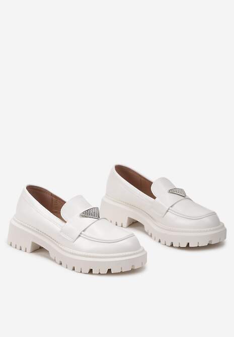 Białe Mokasyny na Platformie Ozdobione Klamerką z Cyrkoniami Nisariel