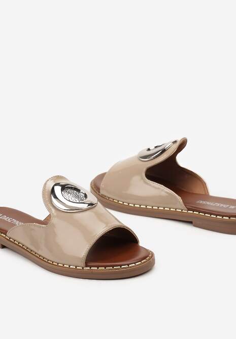 Beżowe Płaskie Klapki z Asymetrycznym Paskiem i Okrągłą Klamerką Dostaria