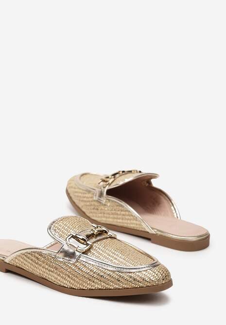 Złote Klapki Mule z Tłoczeniem na Wzór Plecionki i Klamrą Opheliase
