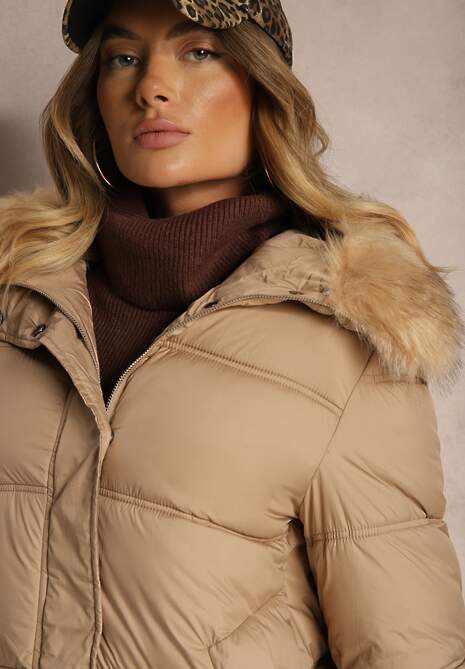 Ciemnobeżowa Zimowa Kurtka z Pikowanymi Przeszyciami Kieszeniami i Kapturem z Odpinanym Futrem Ililda