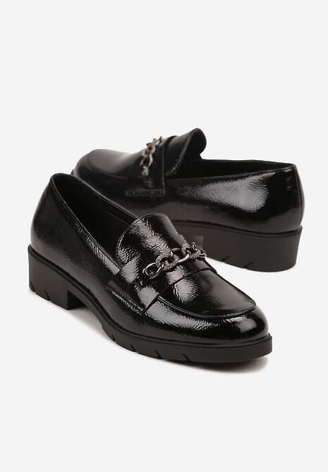Czarne Mokasyny Lakierowane Ozdobione Metaliczną Aplikacją Bemoste