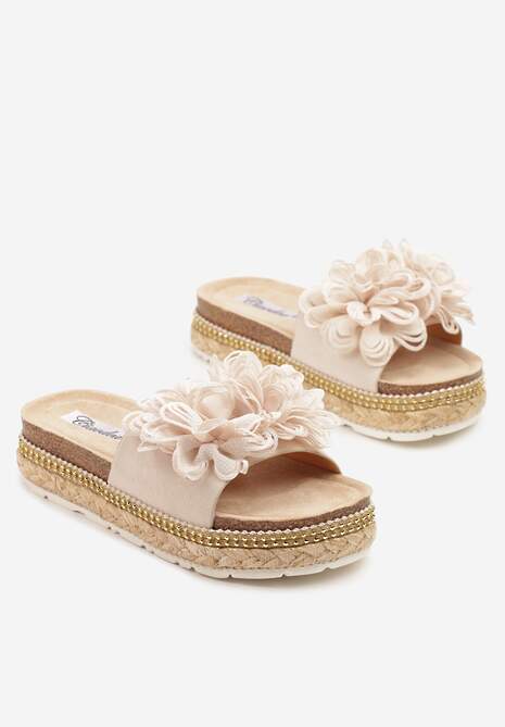 Beżowe Klapki na Niskiej Platformie z Ozdobną Aplikacją z Kwiatem Soprine