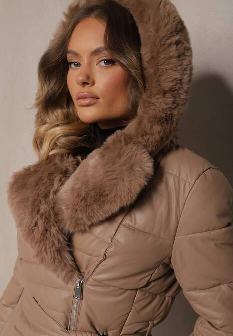 Ciemnobeżowa Kurtka Pikowana z Paskiem w Talii i Kapturem Ozdobiona Futerkiem Jeleti