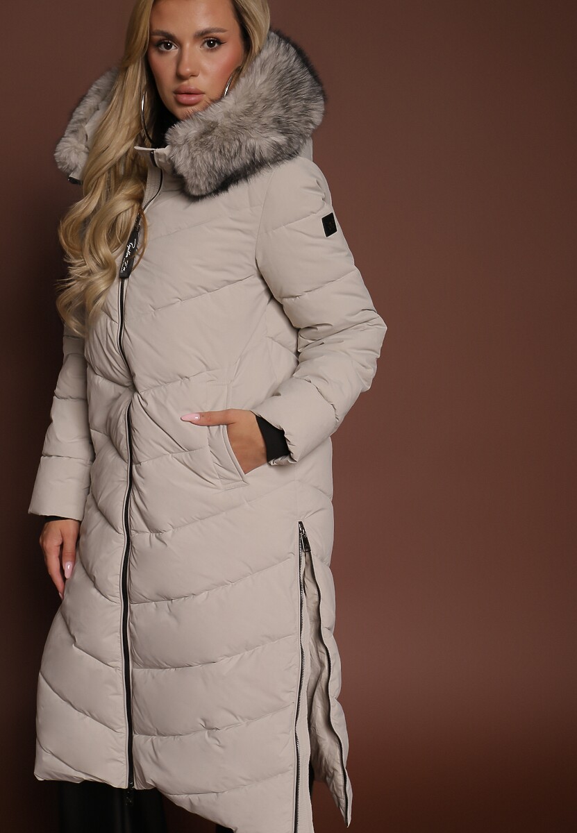 Beżowa Pikowana Kurtka o Długim Kroju z Kapturem z Futrem Galianesa