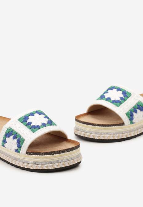 Białe Klapki Ozdobione Metaliczną Nitką na Platformie Vabia