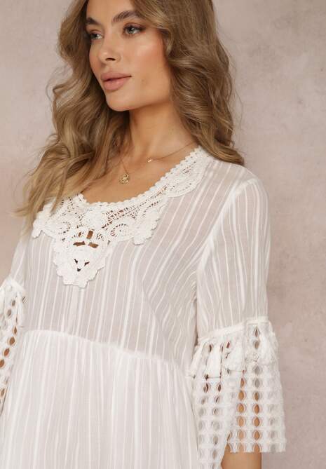 Biała Sukienka Mini z Bawełny z Koronkowym Dekoltem i Ozdobnymi Rękawami 3/4 Chlona
