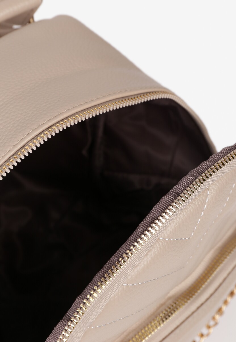 Ciemnobeżowy Plecak Ozdobiony Łańcuszkiem i Pikowaniem Kolaggia