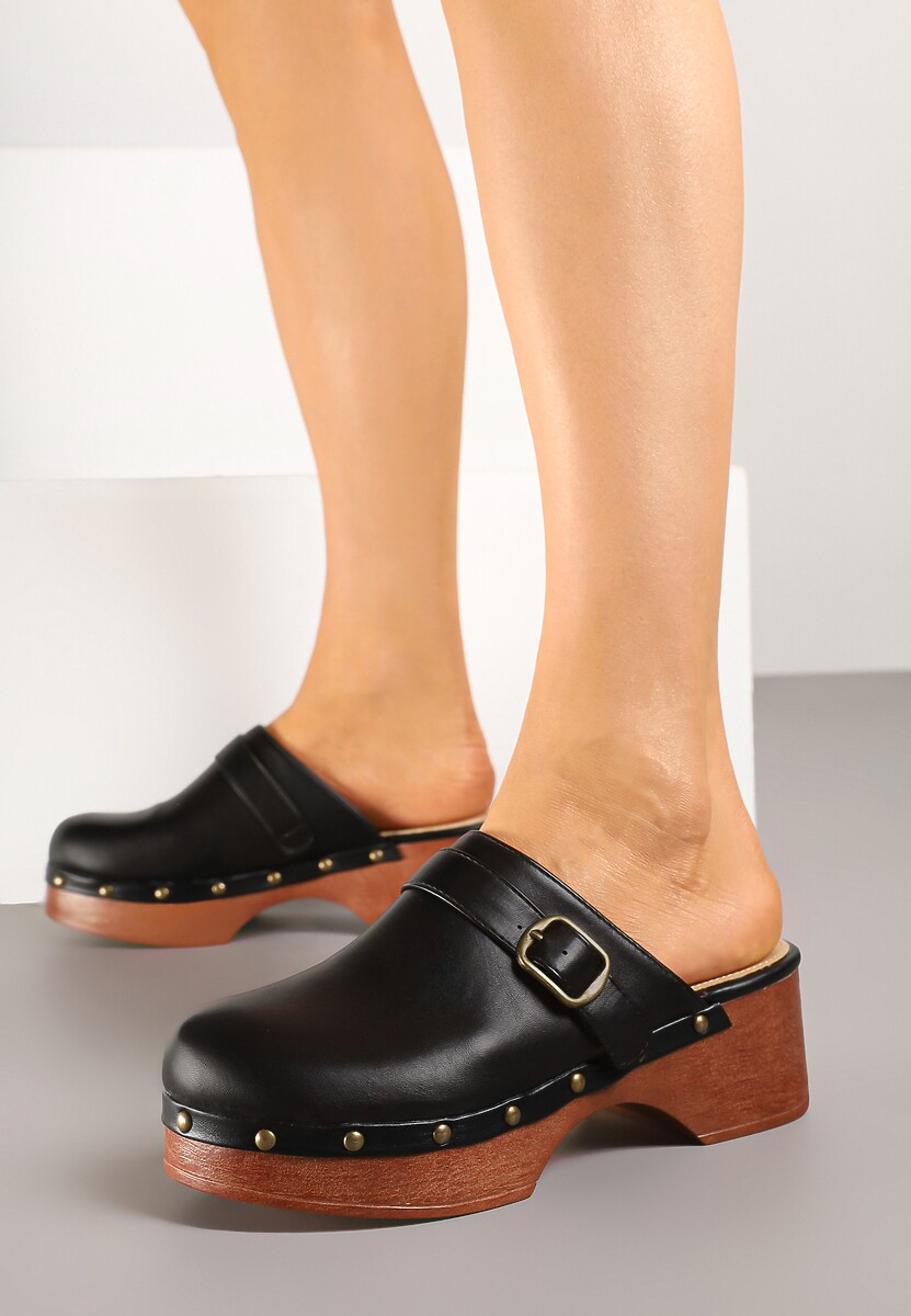 Czarne Klapki Drewniaki Zdobione Nitami i Sprzączką Natellise