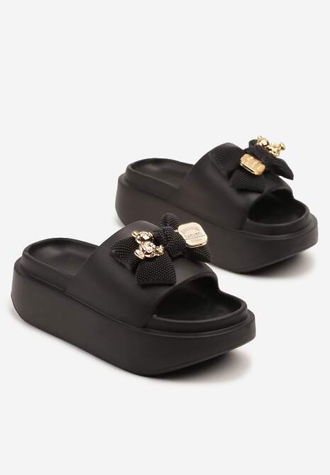 Czarne Klapki Piankowe na Platformie z Metalicznym Detalem Wessienna