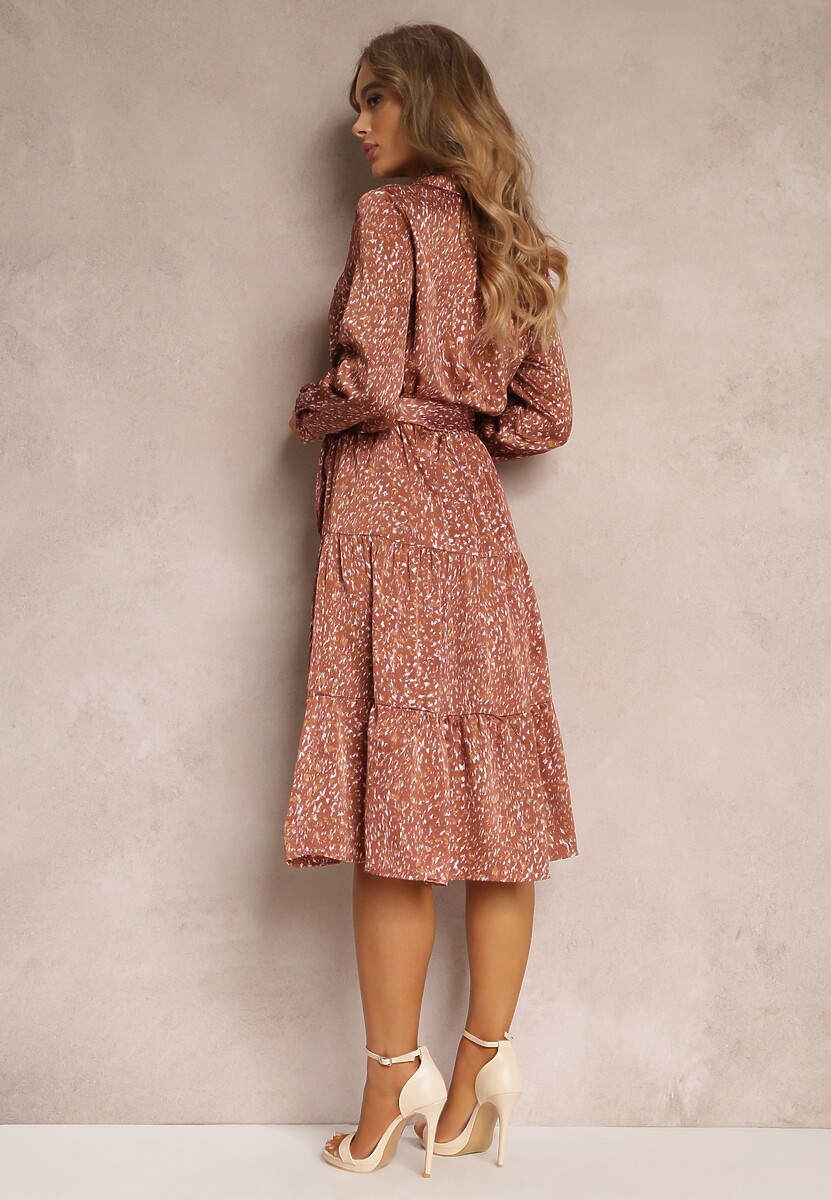 Jasnobrązowa Sukienka z Kołnierzykiem Wiązanym Paskiem i Falbankami na Dole Mezujok