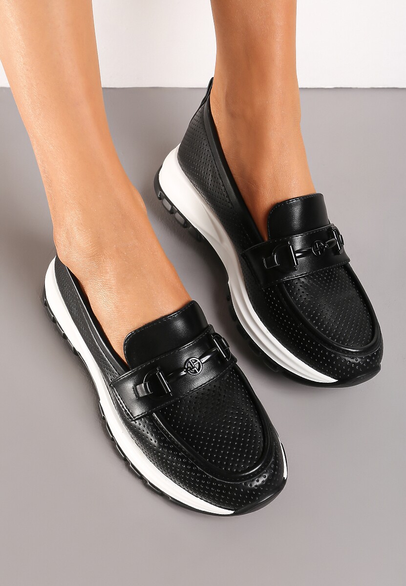 Czarne Półbuty z Delikatną Perforacją i Klamerką Lirandis