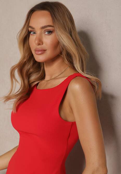 Czerwony Kombinezon o Taliowanym Kroju z Falbaną Semiruna