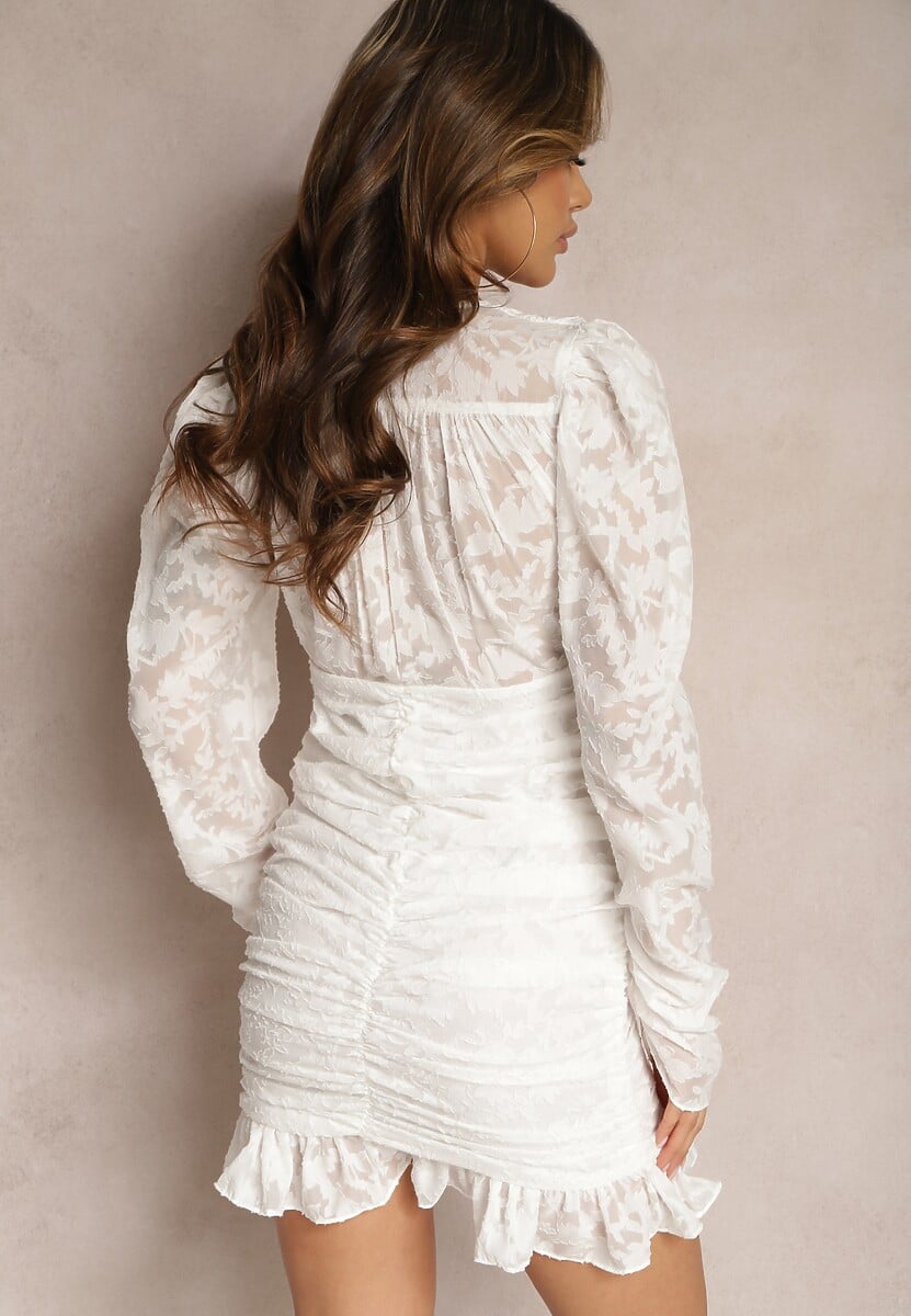 Biała Dopasowana Sukienka Mini z Drapowaniem i Wzorem na Siateczce Welisia