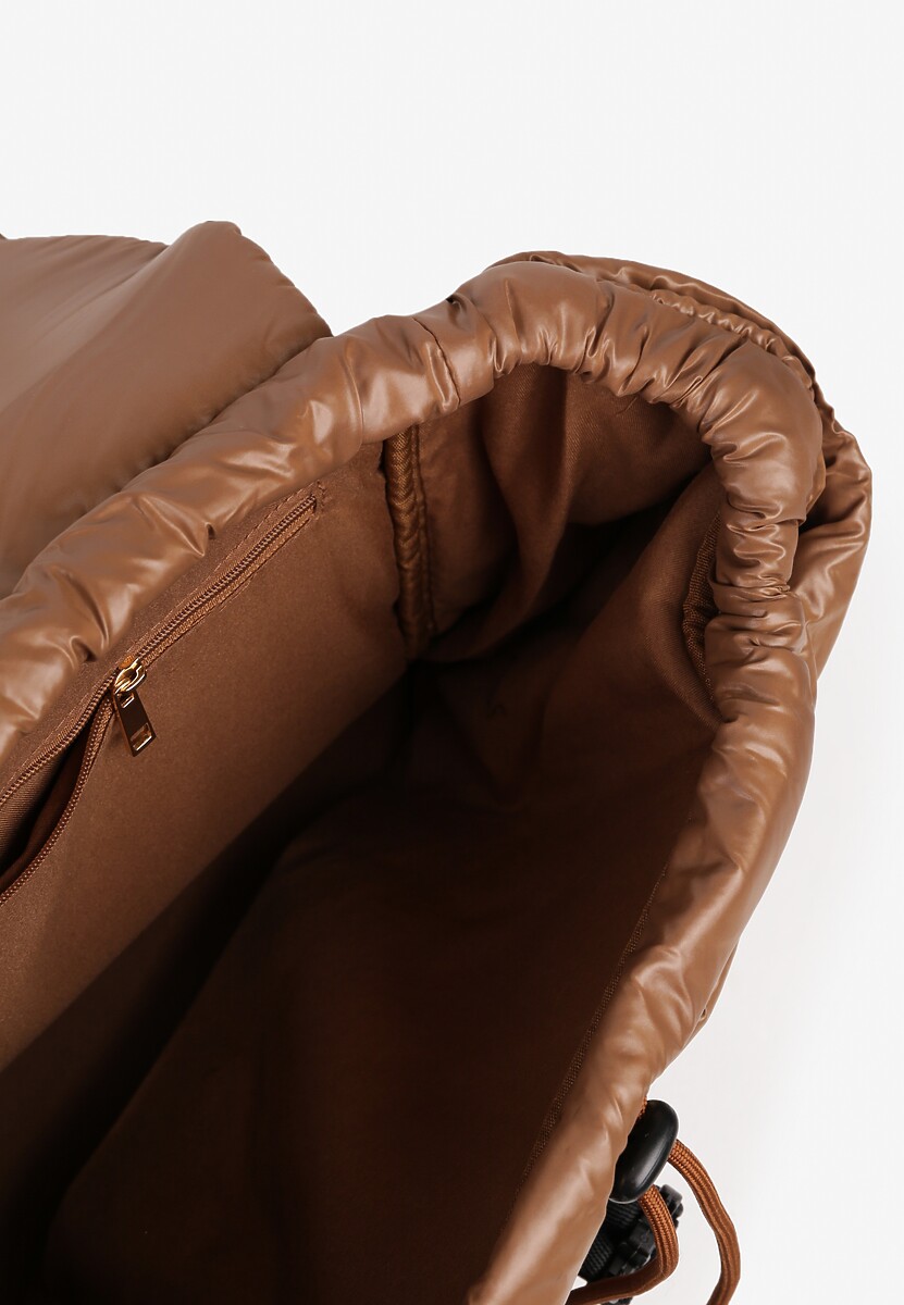 Beżowy Plecak z Klapą i Ściągaczem Zdobiony Pikowaniem 3D Revitta