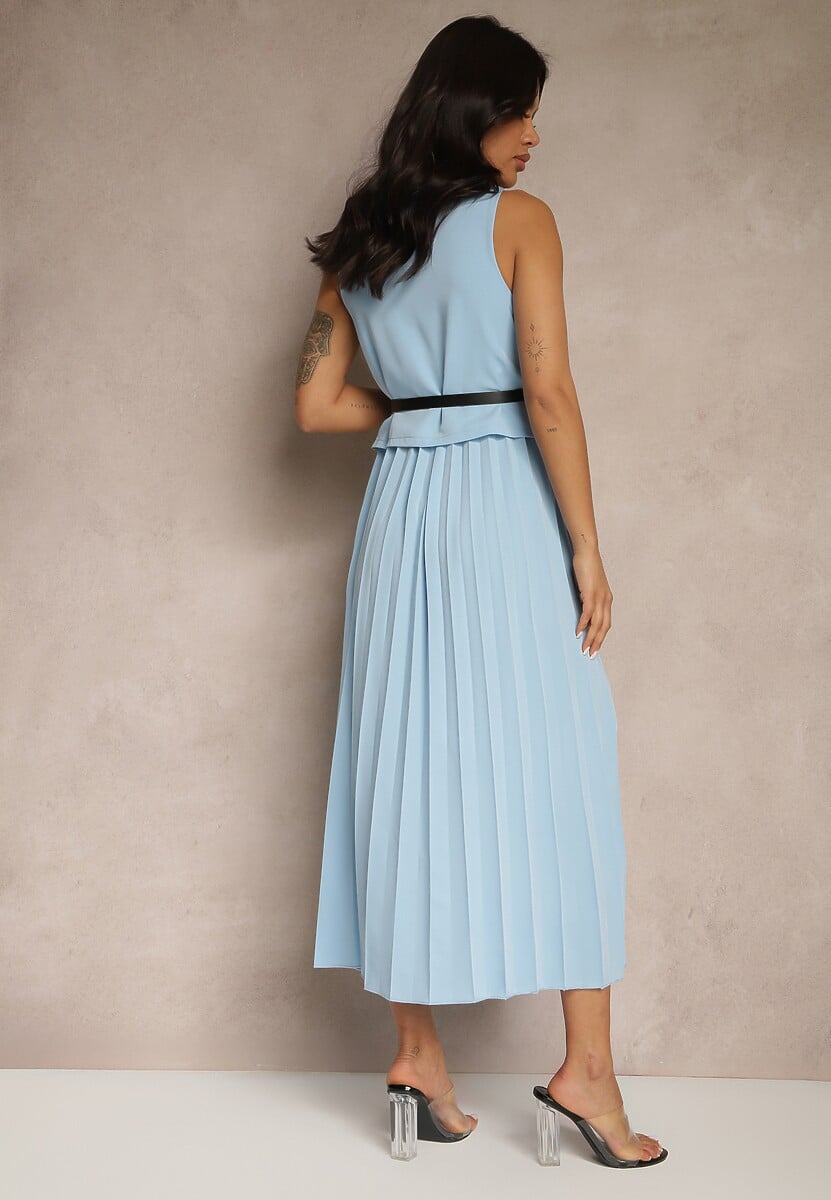 Niebieska Plisowana Sukienka o Rozkloszowanym Kroju Bez Rękawów z Paskiem z Klamrą Iffule