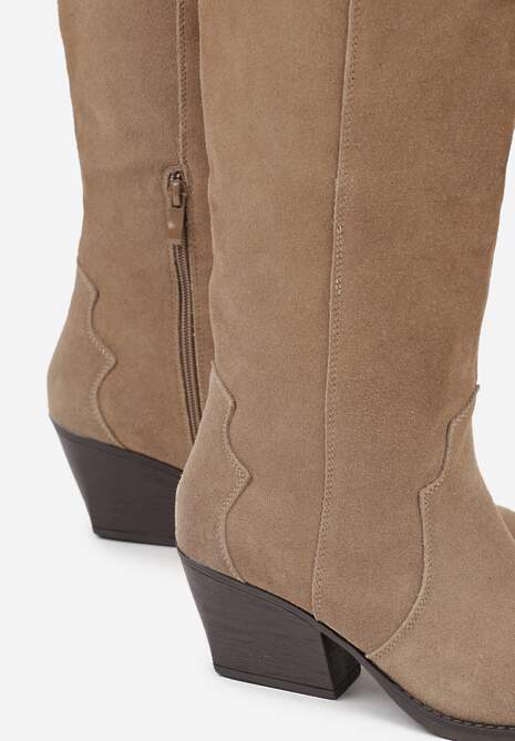 Ciemnobeżowe Kozaki Typu Kowbojki na Stożku z Naturalnego Zamszu Adeora