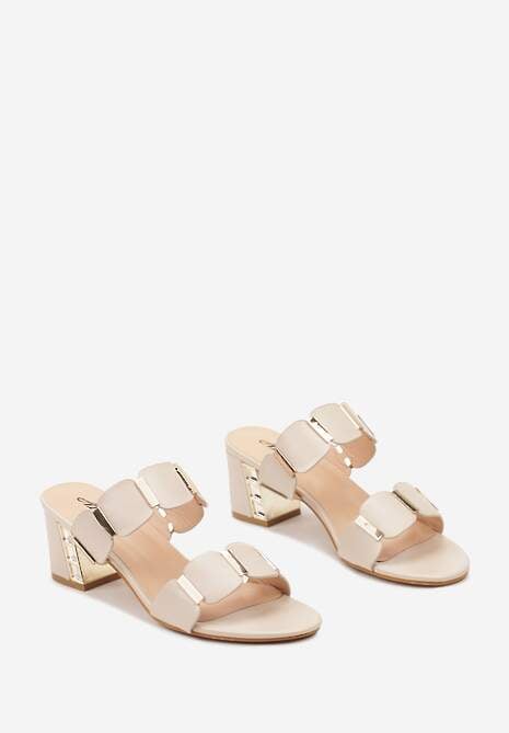 Beżowe Casualowe Klapki na Słupku Wykończone Metalicznymi Akcentami Tesine