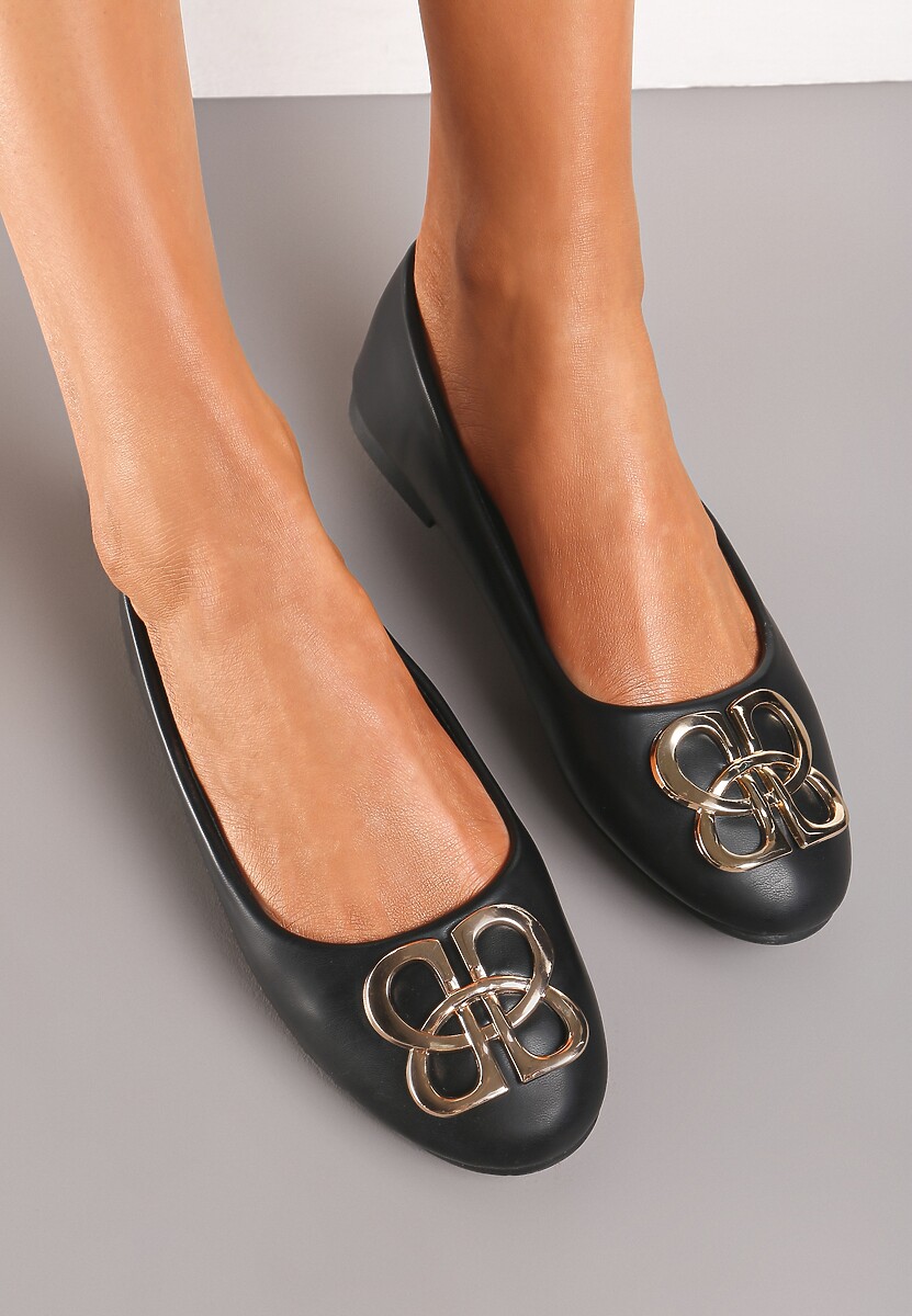 Czarne Balerinki Klasyczne Wsuwane ze Złotą Ozdobą z Metalu Tarins