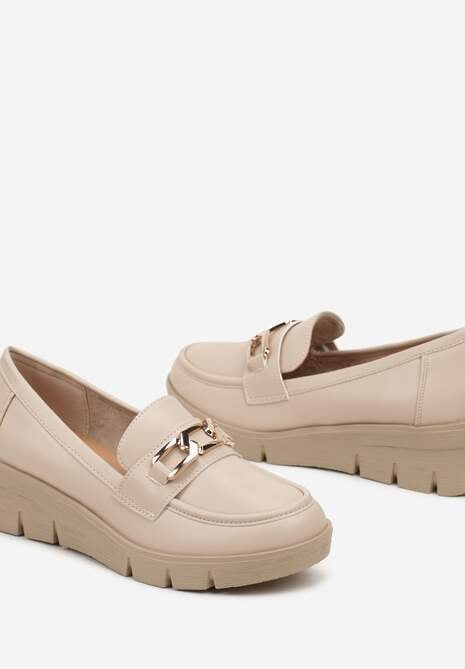 Beżowe Półbuty Mokasyny na Koturnie z Tłoczeniem i Wkładką ze Skóry Naturalnej i Łańcuchem Cariella