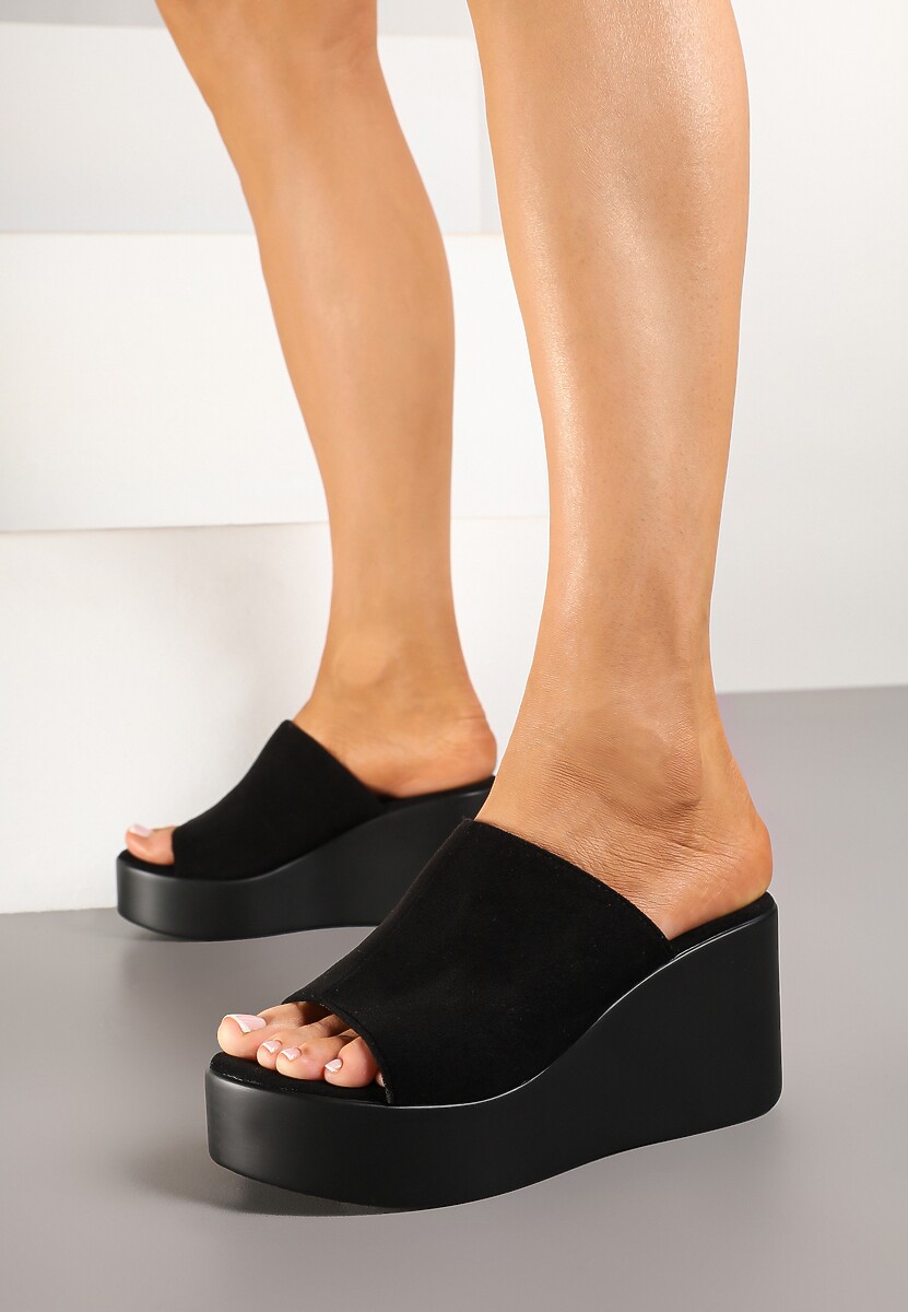 Czarne Klapki na Koturnie w Klasycznym Stylu Foneira