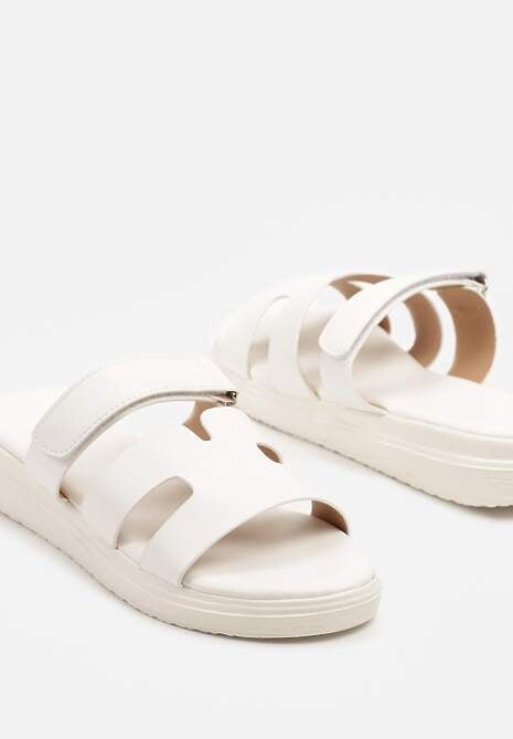 Białe Klapki na Płaskiej Podeszwie Ozdobione Wycięciami Noniviel