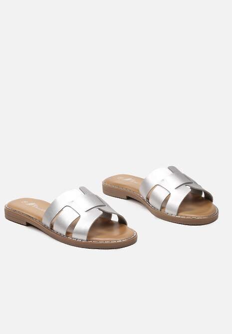 Srebrne Klapki z Paskiem z Wycięciami o Metalicznym Połysku Madline