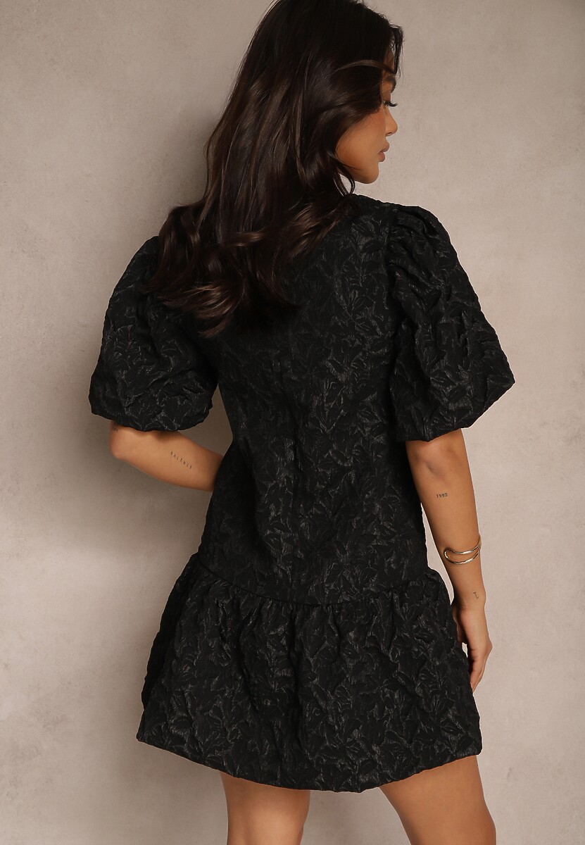 Czarna Trapezowa Sukienka z Rękawkami w Gumkę i z Falbanką na Dole Ninatiela