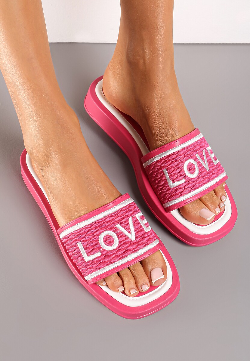 Fuksjowe Klapki z Ozdobnym Napisem na Cholewce i Noskiem w Kwadrat Optizoria