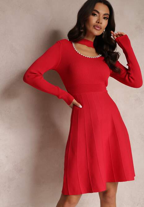 Czerwona Sukienka z Wycięciem przy Dekolcie z Cyrkoniami i Perłami Hili