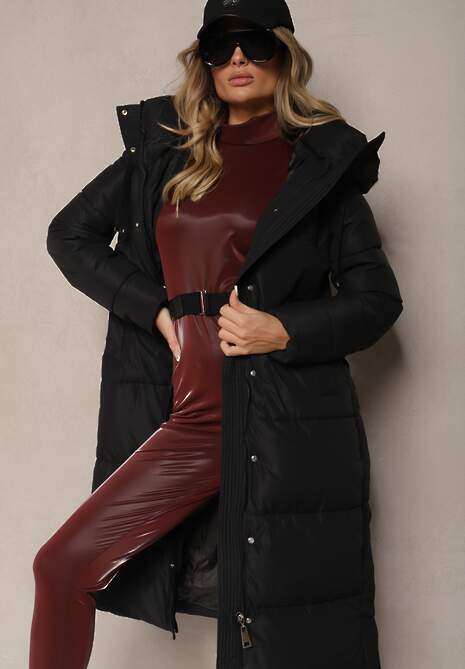 Czarna Kurtka Długa Pikowana z Kapturem Ozdobiona Napami i Plisą Acosa