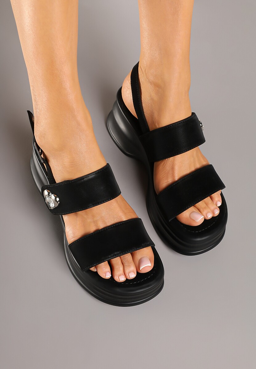 Czarne Sandały na Koturnie Zdobione Aplikacją z Serduszkiem Sanalle