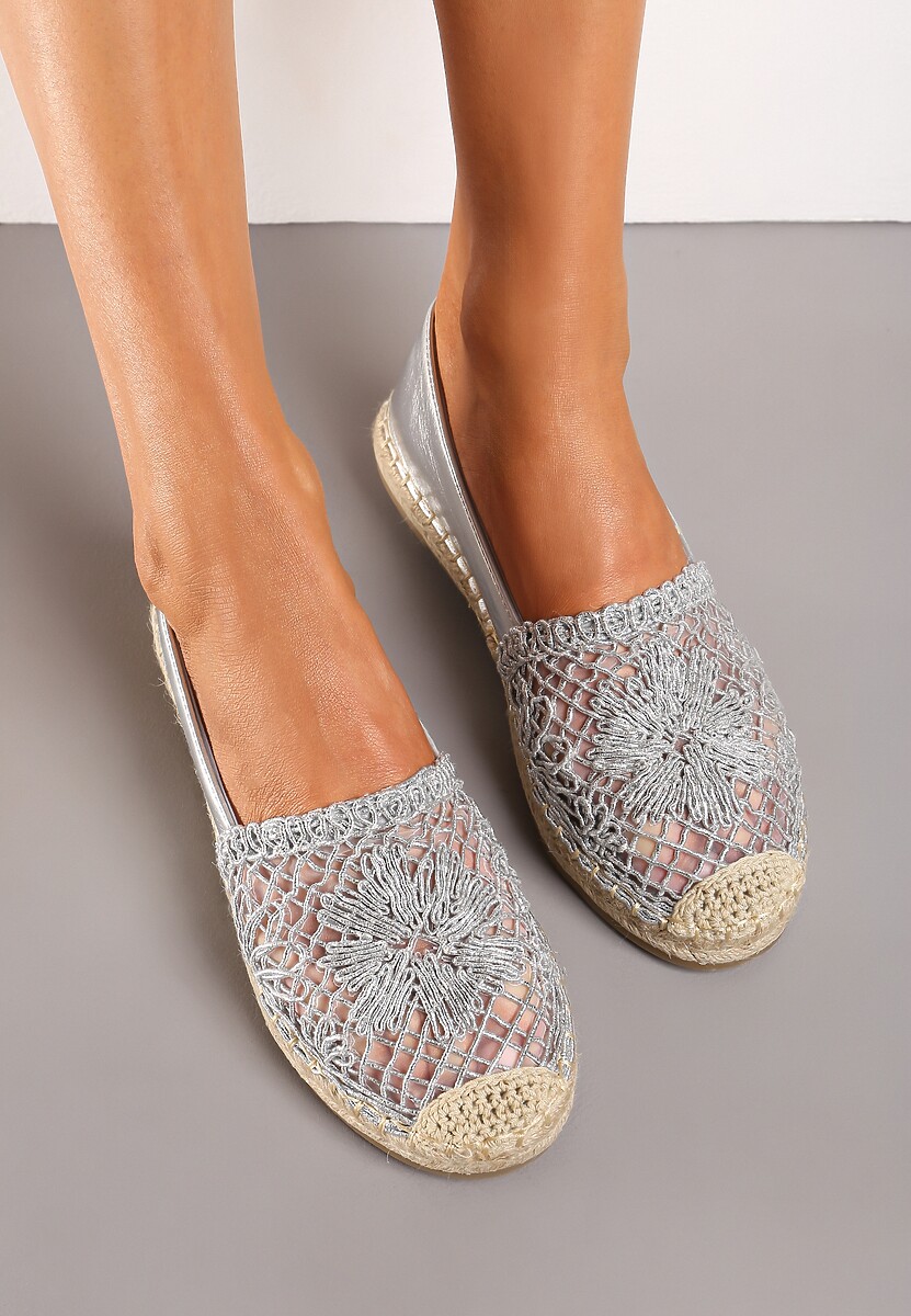 Srebrne Płaskie Espadryle z Ażurową Wstawką na Nosku i Plecioną Podeszwą Rowenas