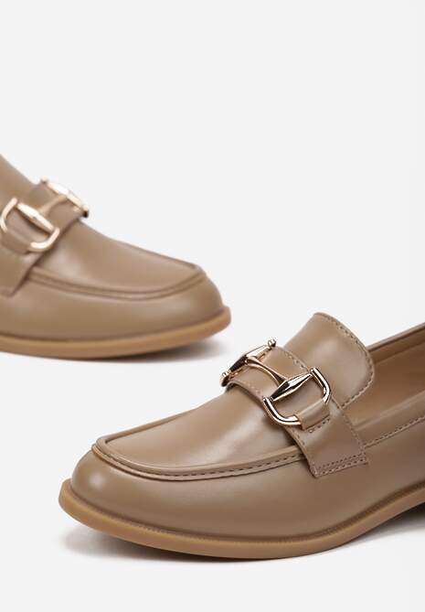 Ciemnobeżowe Wsuwane Mokasyny Ozdobione Paskiem z Metalową Klamrą Tirnala