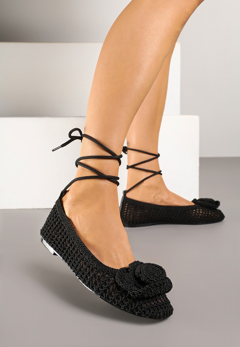 Czarne Balerinki z Ażurową Cholewką Ozdobione Kwiatem 3D Cleiria