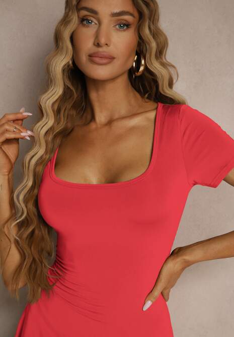 Czerwona Sukienka z Wiskozą o Rozkloszowanym Kroju z Kwadratowym Dekoltem Miluriela