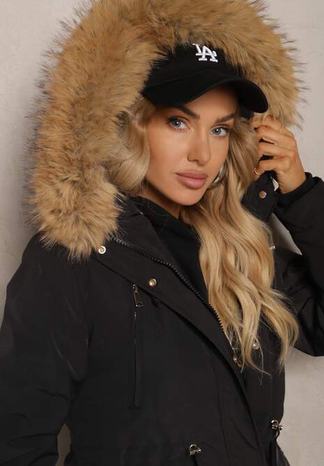 Czarna Kurtka Parka Mocno Ocieplana z Futerkiem przy Kapturze z Możliwością Odpięcia Sialthira