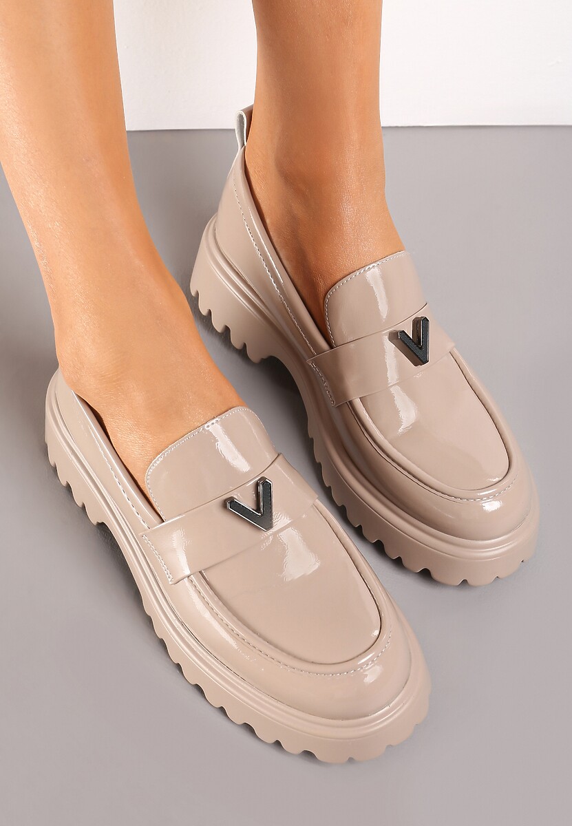 Ciemnobeżowe Mokasyny z Lakierowanej Ekoskóry z Ozdobą z V Intira