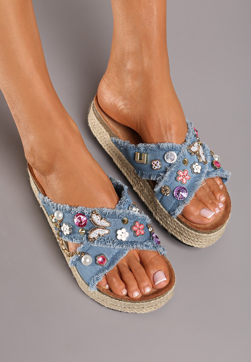 Jasnoniebieskie Klapki na Niskiej Platformie z Plecionki Bogato Zdobione Perłami i Cyrkoniami Ralara