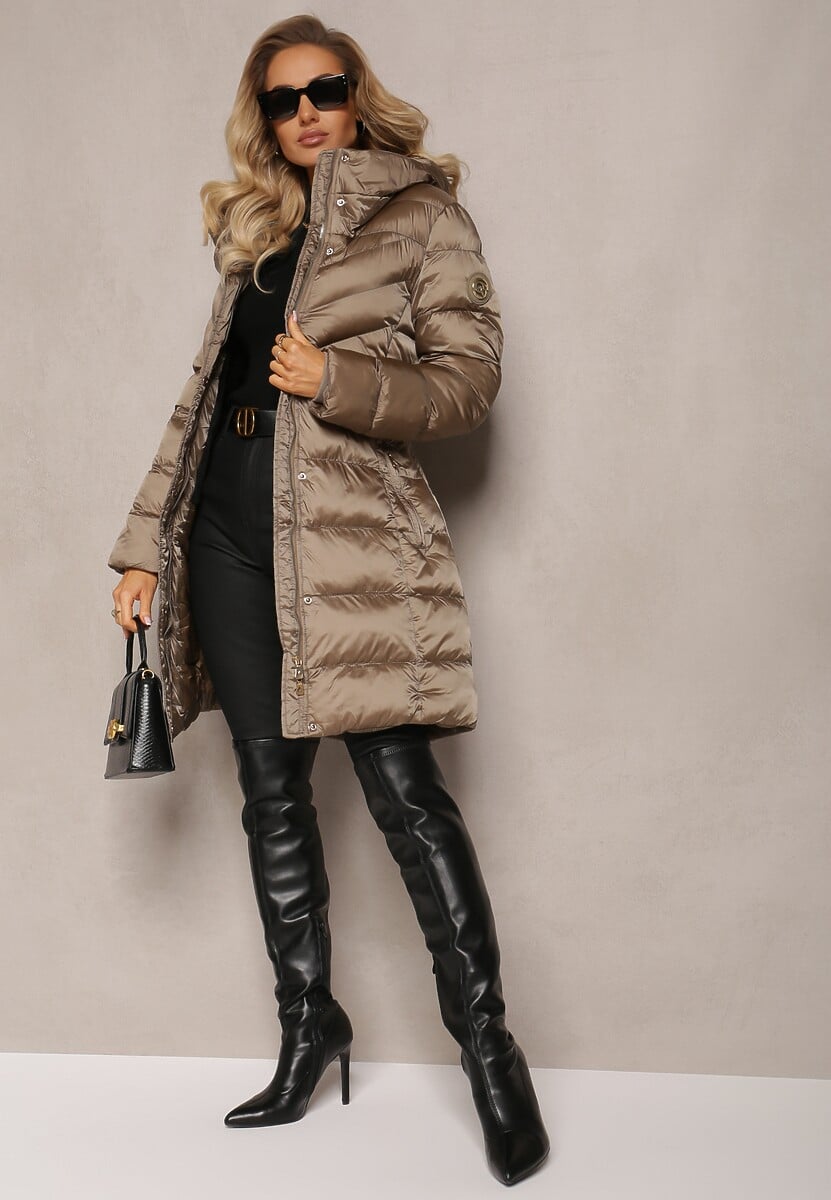 Ciemnobeżowa Kurtka z Klasycznym Pikowaniem i Wiązanym Paskiem Aldomisia