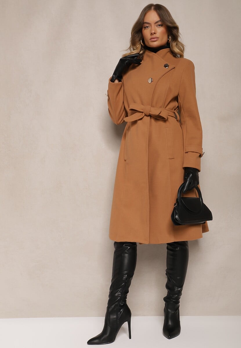 Jasnobrązowy Szlafrokowy Płaszcz z Asymetrycznym Zapięciem przy Dekolcie i z Wiązanym Paskiem Inalisse