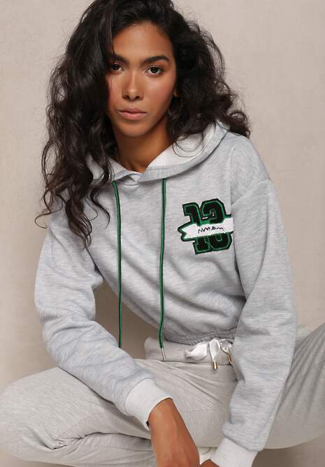 Jasnoszara Krótka Bluza z Kapturem Ściągaczami i Ozdobnym Nadrukiem Relis