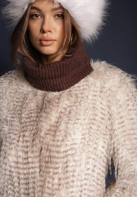 Beżowe Futerko Ozdobione Długim Włosiem Hennilis