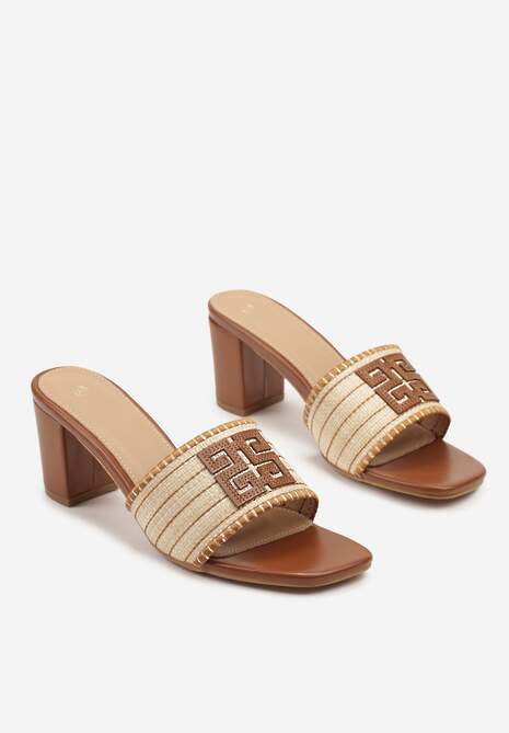 Brązowe Klapki na Słupku Ozdobione Geometryczną Aplikacją Mevillane